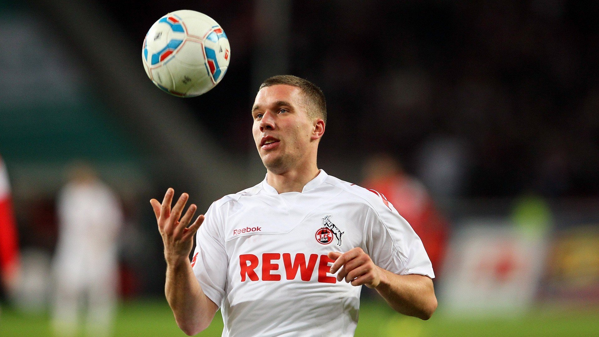 球场上的“战斗精神”：永不言败的欧冠队伍，欧冠口号